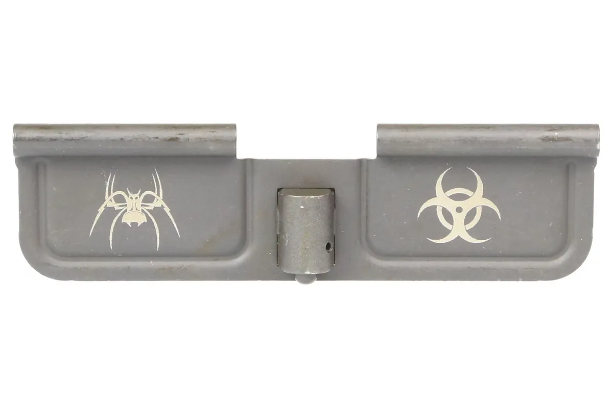 Spike's Tactical Laser Engraved Ejection Door - Biohazard - Dust Cover for AR-15, vista 2